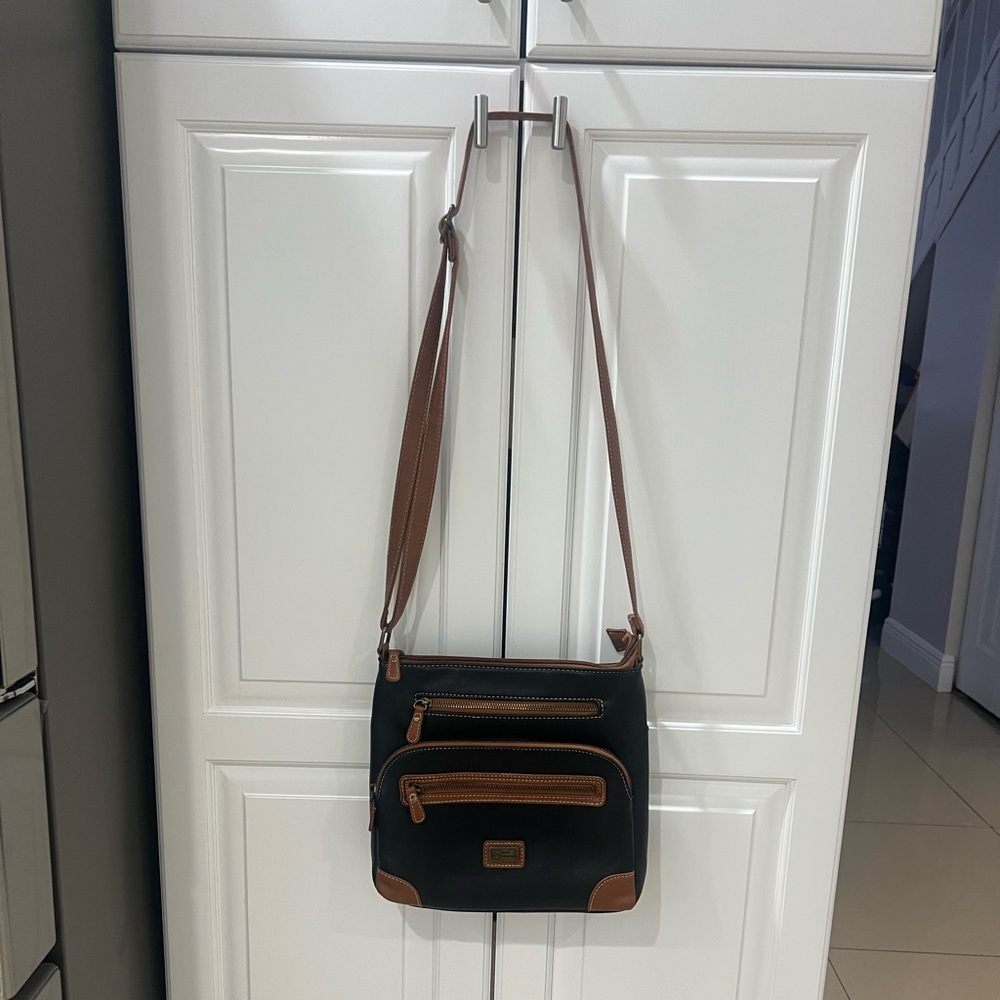 White Mountain Vegan Black W/Brown Trim Crossbody Multi Zippers Bag